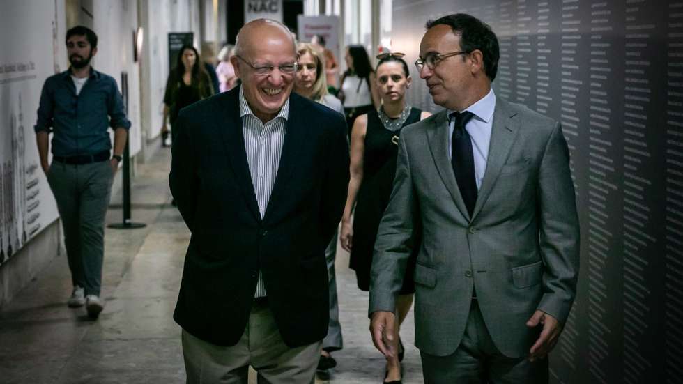 O ministro da Cultura, Pedro Adão e Silva (D), acompanhado pelo presidente da Assembleia da República, Augusto Santos Silva, durante uma visita à exposição "“Primaveras Estudantis: da crise de 1962 ao 25 de Abril”, no Museu de História Natural, em Lisboa, 10 de agosto de 2022. JOSÉ SENA GOULÃO/LUSA