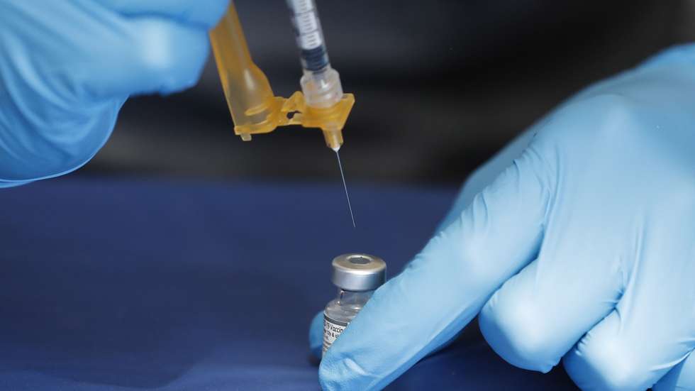 epa09861121 A healthcare worker prepares a Pfizer Covid-19 booster shot at a vaccination clinic at Union Station in Los Angeles, California, USA, 30 March 2022. A day earlier, the Food and Drug Administration authorized second Covid-19 boosters for people 50 years and older and certain immunocompromised individuals.  EPA/CAROLINE BREHMAN