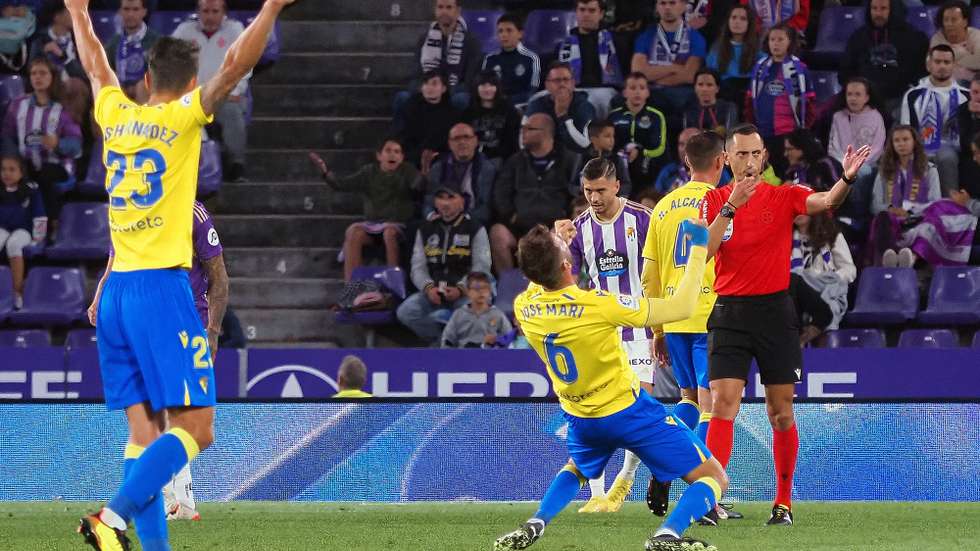 epa10188926 Cadiz players celebrate after winning the Spanish LaLiga soccer match between Real Valladolid and Cadiz CF in Valladolid, Spain, 16 September 2022.  EPA/R. GARCIA