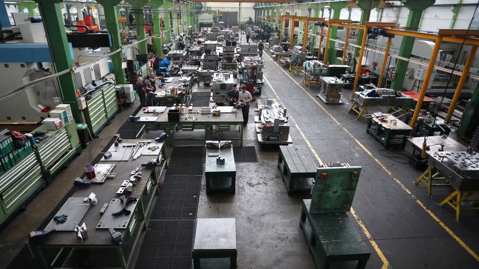 Interior de uma das unidades da empresa de moldes e plásticos - Simoldes, em Oliveira de Azeméis, 3 de maio de 2018. MANUEL FERNANDO ARAÙJO/LUSA