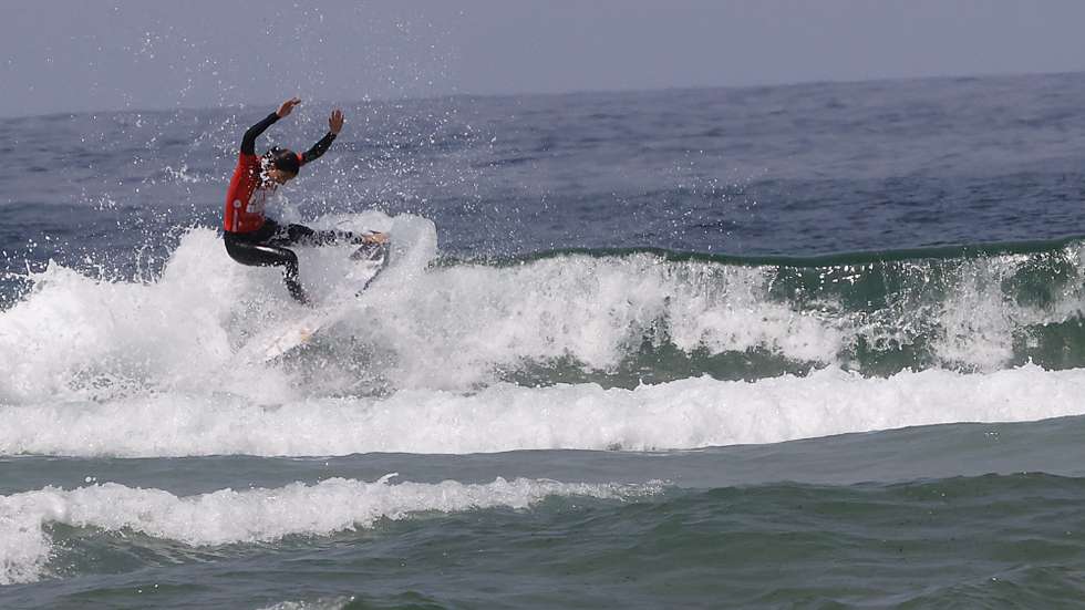epa10076250 Portuguese surfer Teresa Bonvalot in action during the women's final of the Abanca Pantin Classic Galicia Pro in Valdovino (A Coruna), northern Spain, 17 July 2022.  EPA/Kiko Delgado