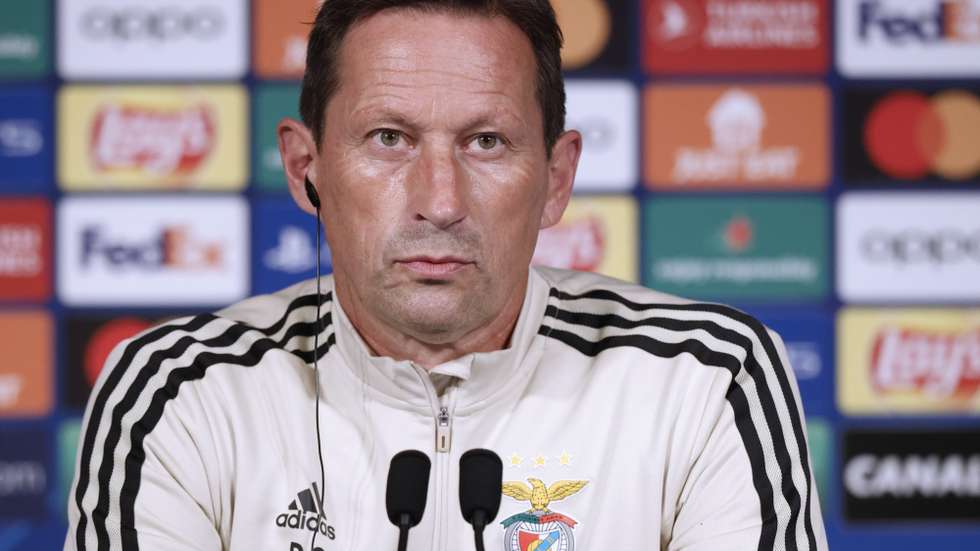 epa10234796 Benfica’s head coach Roger Schmidt speaks during a press conference at the Parc des Princes stadium in Paris, France, 10 October 2022. PSG will play SL Benfica on 11 October 2022 in their UEFA Champions League group H soccer match.  EPA/YOAN VALAT