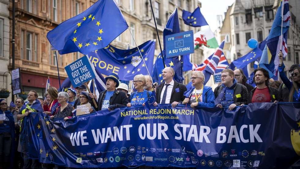 epa10258977 Pro-EU campaigners march as they demand the UK Government to reverse Brexit and rejoin the European Union in London, Britain, 22 October 2022. Campaigners claim leaving the European Union costs the UK up to 30 billion pounds (34.39 billion euro) a year and they blame Brexit for the country's current political and financial turmoils.  EPA/TOLGA AKMEN