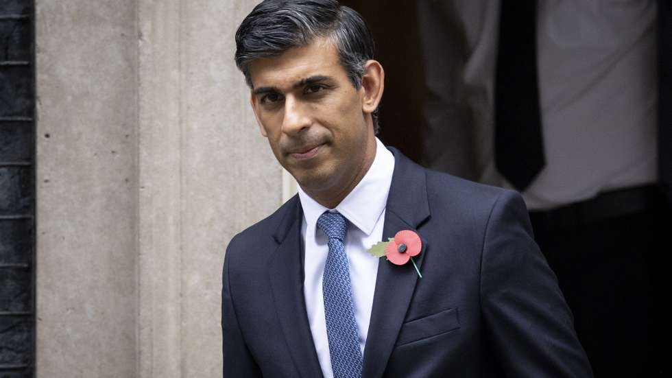 epa10281103 Britain's Prime Minister Rishi Sunak departs his official residence at 10 Downing Street to appear at Prime Minister's Questions (PMQs) at Parliament in London, Britain, 02 November 2022. Sunak announced he will now go to the COP27 climate summit in Egypt after U-turn.  EPA/TOLGA AKMEN