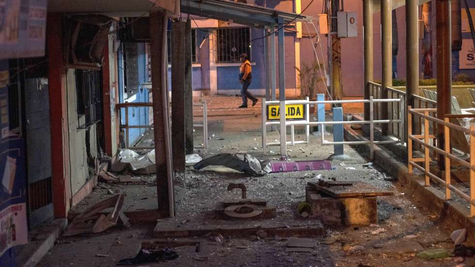 epa10280604 View of the damage caused by a bomb in the vicinity of the Duran City Hall, after a wave of violence in Duran, Ecuador, 01 November 2022. The Government of Ecuador declared a state of emergency in the coastal provinces of Guayas (southwest) and Esmeraldas (northwest), hit by a wave of violence with attacks and gun battles between police and criminals.  EPA/Mauricio Torres