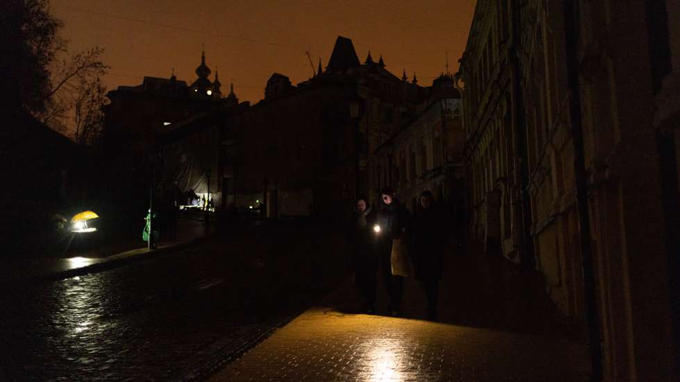 epa10292107 People walk on Andriivskyi Descent where the street lights have been switched off as blackouts continue in downtown Kyiv (Kiev), Ukraine, 06 November 2022 (issued 07 November 2022). Kyiv Mayor Vitali Klitschko asked residents of the Ukrainian capital to conserve supplies and consider moving out temporarily in case of a total power loss. Scheduled power cuts were introduced all over the country, including the capital Kyiv, power operator Ukrenergo said, as Russia's attacks targeted Ukrainian critical and energy infrastructure. Russian troops on 24 February entered Ukrainian territory, starting a conflict that has provoked destruction and a humanitarian crisis.  EPA/ROMAN PILIPEY  ATTENTION: This Image is part of a PHOTO SET
