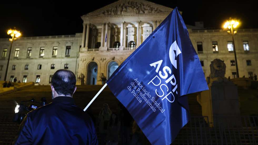 Manifestação nacional de polícias convocada pela Associação Sindical dos Profissionais da Polícia (ASPP/PSP) para reivindicar aumentos salariais, pré-aposentação, higiene e saúde e trabalho suplementar para exigir aumentos salariais, Lisboa, 24 de novembro de 2022. ANTÓNIO COTRIM/LUSA