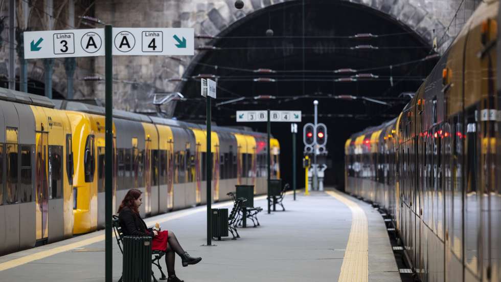 Uma utente aguarda por um comboio na Estação de São Bento no Porto, 30 de novembro de 2022. Os trabalhadores da CP - Comboios de Portugal cumprem hoje uma greve de 24 horas, em conjunto com os trabalhadores da Infraestruturas de Portugal (IP). JOSÉ COELHO/LUSA