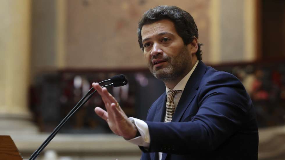 O líder do Chega, André ventura, discursa durante a primeira reunião plenária sobre o processo de revisão constitucional realizada na Sala do Senado, na Assembleia da República, Lisboa, 29 de novembro de 2022.  JOÃO RELVAS/LUSA