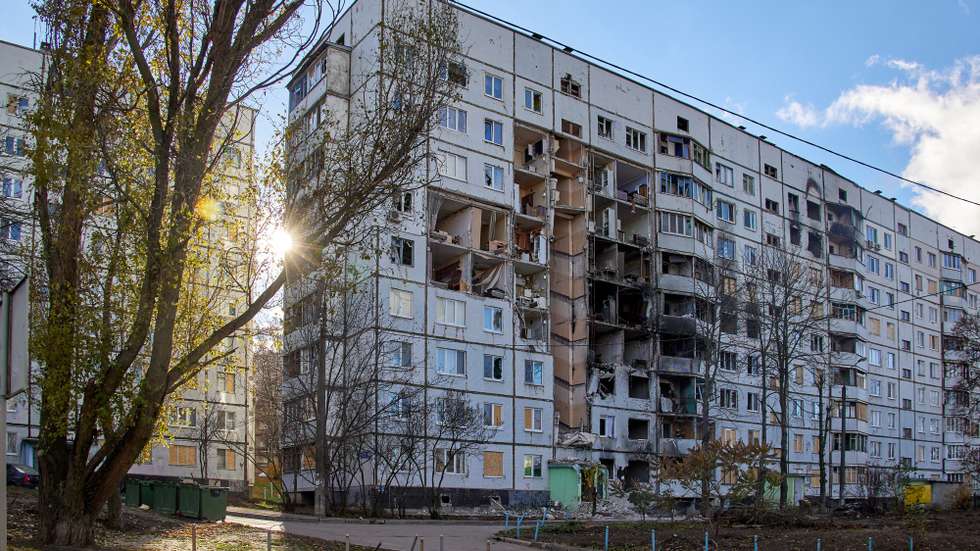 epaselect epa10305571 A damaged residential building in the North Saltivka district that was under heavy Russian shelling, in Kharkiv, Ukraine, 14 November 2022, amid Russia's military invasion. Kharkiv and surrounding areas have been the target of heavy shelling since February 2022, when Russian troops entered Ukraine starting a conflict that has provoked destruction and a humanitarian crisis. At the beginning of September, the Ukrainian army pushed Russian forces from occupied territory northeast of the country in counterattacks.  EPA/SERGEY KOZLOV
