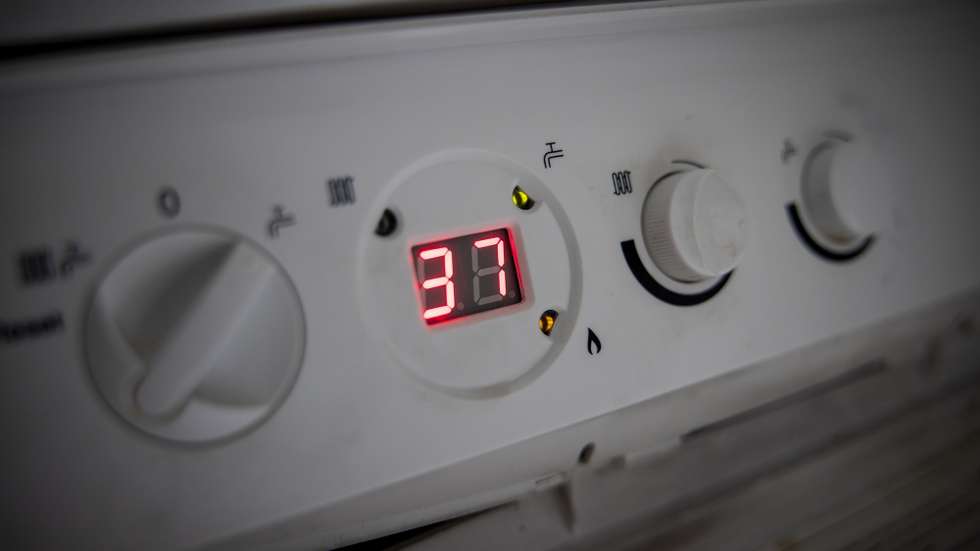 epa10134648 A central heating boiler is set to 37 degrees Celsius at a home in London, Britain, 23 August 2022. Bills regulator Ofgem is set to announce the next energy price cap on 26 August and the rising energy prices is likely to push UK inflation further. Energy bills could hit nearly three times higher than last winter and half of UK households could be facing fuel poverty in the winter according to EDF energy company.  EPA/TOLGA AKMEN