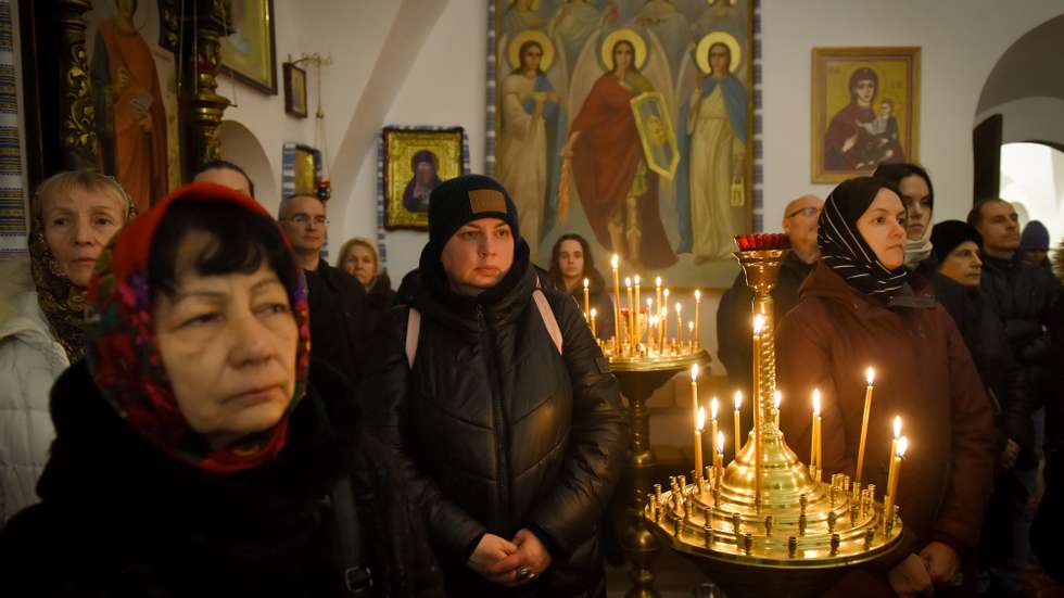 epa10377746 People attend a Christmas Eve service in Mykhailivsky monastery in Kyiv, Ukraine, 24 December 2022. This year Orthodox churches are allowed to hold a Christmas prayer service on 24 December. Traditionally, the Orthodox church celebrates Christmas on 07 January. On 24 February 2022, Russian troops invaded Ukrainian territory, starting a conflict that has provoked destruction and a humanitarian crisis.  EPA/OLEG PETRASYUK