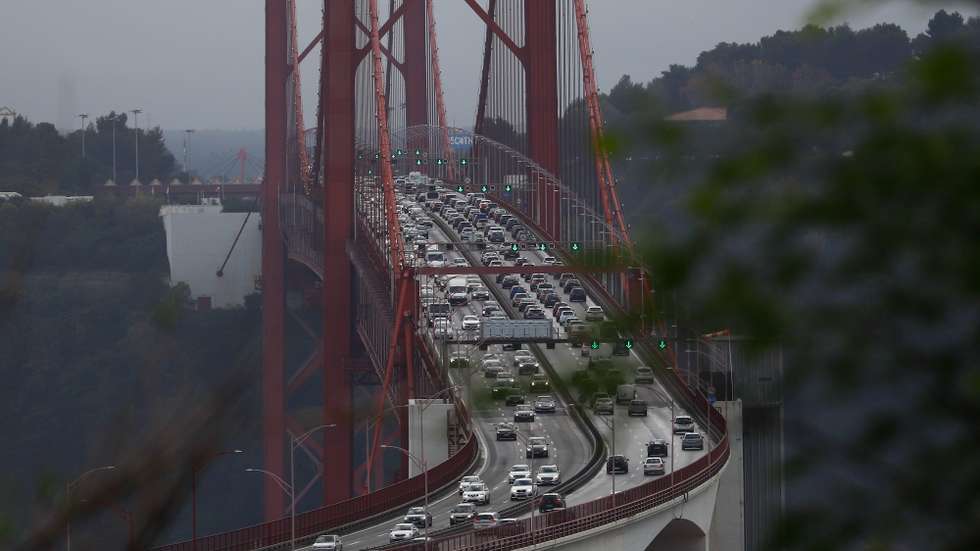 Trânsito na Ponte 25 de Abril, Lisboa, 26 de outubro de 2022. CARLOS M. ALMEIDA/LUSA