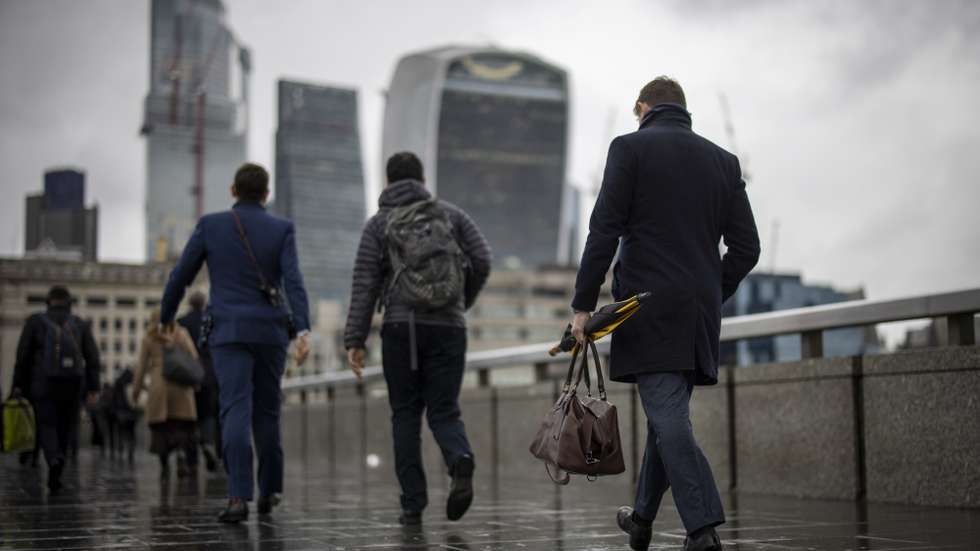 epa10309955 Commuters walk on London Bridge in London, Britain, 17 November 2022. Britain's Chancellor of Exchequer Jeremy Hunt is due to make the Autumn Statement to set out spending cuts and raise in taxes to stabilize the British economy.  EPA/TOLGA AKMEN