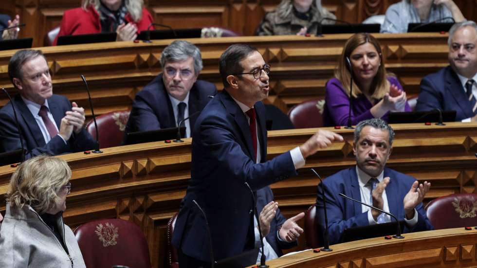 Joaquim Pinto Moreira, do PSD, interpela o presidente da Assembleia da República, Augusto Santos Silva (ausente da foto), durante o plenário onde irá ser votada legislação sobre a eutanásia, na Assembleia da República, em Lisboa, 09 de dezembro de 2022.   MANUEL DE ALMEIDA/LUSA