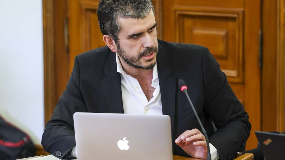 O deputado do Iniciativa Liberal (IL) Carlos Guimarães Pinto durante a audição da presidente da Comissão Executiva da TAP, Christine Ourmières-Widener (ausente da fotografia), perante a Comissão de Economia, Obras Públicas, Planeamento e Habitação, na Assembleia da República, em Lisboa, 18 de janeiro de 2023. A presidente executiva da TAP, Christine Ourmières-Widener, vai hoje ao parlamento, para dar explicações sobre a indemnização de 500.000 euros à antiga administradora Alexandra Reis, que foi também presidente da NAV e secretária de Estado. JOSÉ SENA GOULÃO/LUSA