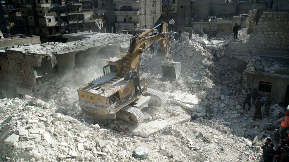 epa10423807 Emergency service personnel work at the scene of a building collapse at the Sheikh Maksoud neighborhood in Aleppo, northern Syria, 22 January 2023. According to local officials, at least 13 people, including women and children, were killed when a building collapsed in the Sheikh Maksoud neighborhood.  EPA/AHMED MARDNLI