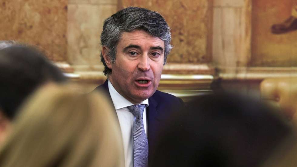 O ministro da Administração Interna, José Luís Carneiro, à chegada para a sua audição perante a Comissão de Assuntos Constitucionais, Direitos, Liberdades e Garantias na Assembleia da República, em Lisboa, 15 de fevereiro de 2023. MANUEL DE ALMEIDA/LUSA
