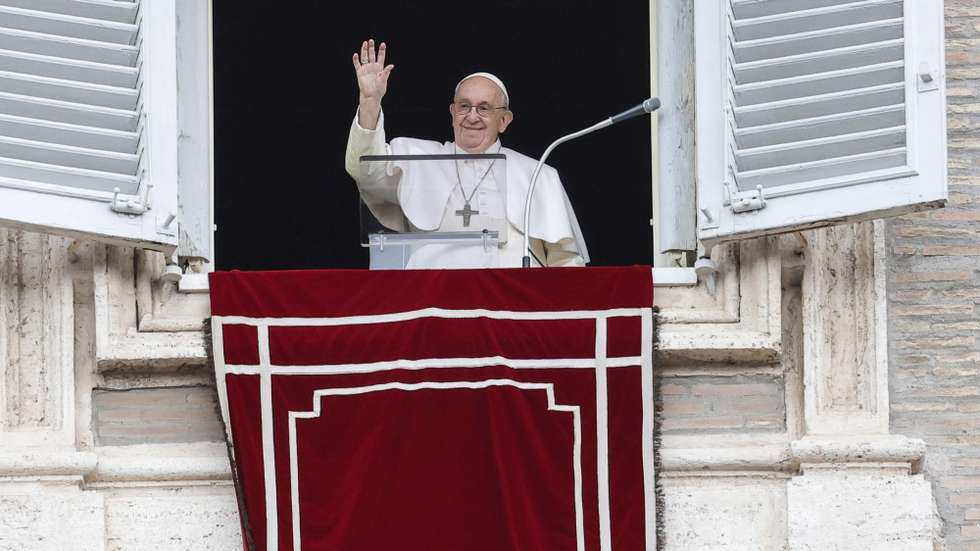 epa10491944 Pope Francis during the Angelus prayer in St. Peter's Square, Vatican City, 26 February 2023.  EPA/GIUSEPPE LAMI
