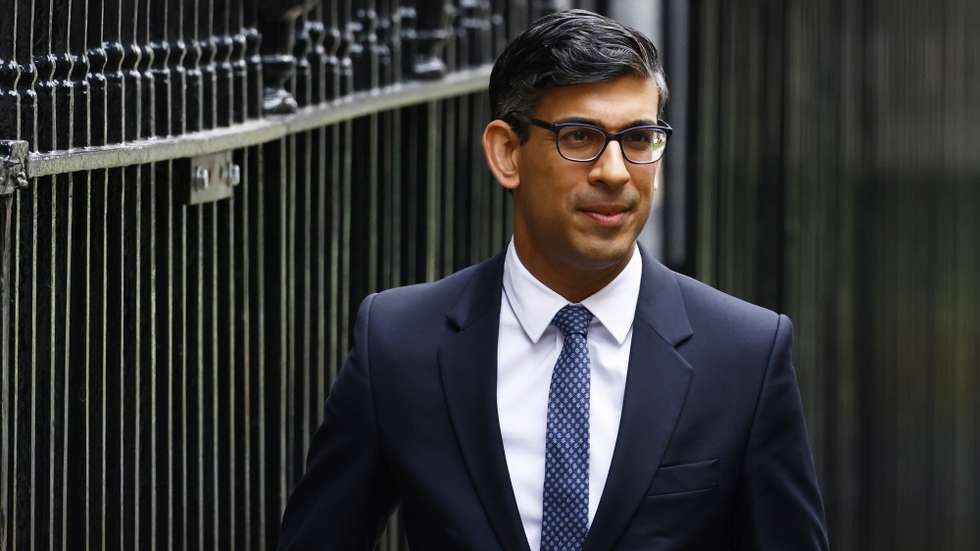 epa10523984 British Prime Minister Rishi Sunak leaves 10 Downing Street before the presentation of the government's annual budget to Parliament in London, Britain, 15 March 2023. British Chancellor Jeremy Hunt will announce Britain's first budget for 17 months in his Spring Budget with the expansions to free childcare and energy bill support are expected to boost the British economy.  EPA/TOLGA AKMEN