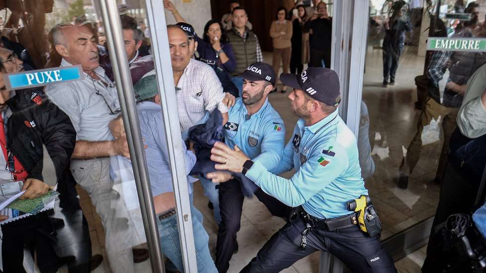 Os ânimos exaltaram-se hoje na manifestação dos agricultores em Évora, com alguns dos participantes no protesto a invadirem o átrio da Comissão de Coordenação e Desenvolvimento Regional (CCDR) do Alentejo, 24 de março de 2023. ANTÓNIO CARRAPATO / LUSA