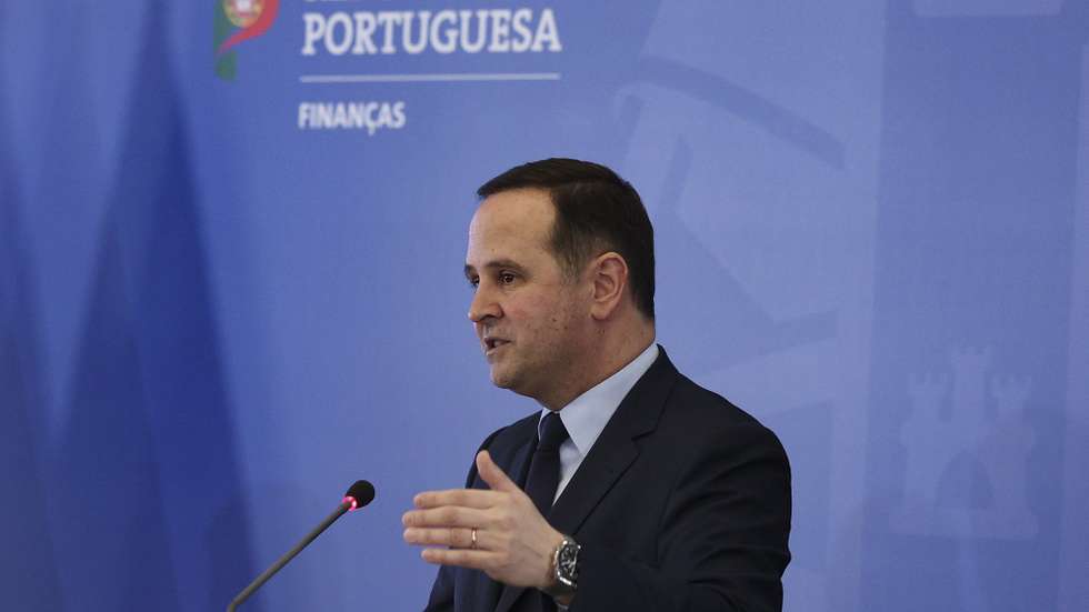 O ministro das Finanças, Fernando Medina, durante a conferência de imprensa para apresentação das novas medidas do Governo para mitigar o aumento do custo de vida, no Ministério das Finanças, em Lisboa, 24 de março de 2023. ANTÓNIO COTRIM/LUSA