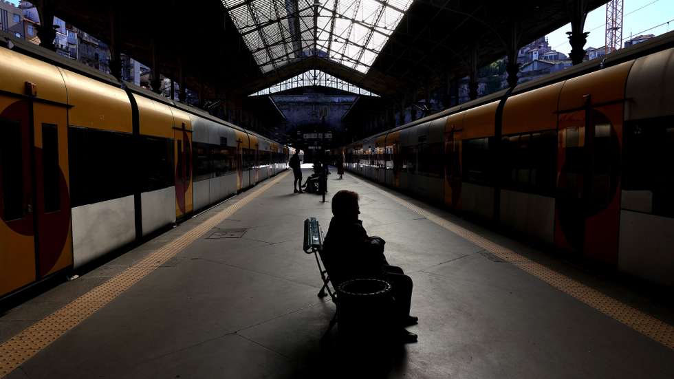 Estação de São Bento, 06 de abril de 2023. O Sindicato Nacional dos Maquinistas dos Caminhos de Ferro Portugueses (SMAQ) convocou uma greve na CP, durante todo o mês de abril, face à “desconsideração” de que acusa a empresa. Entre as reivindicações dos trabalhadores estão “aumentos salariais efetivos”, a “valorização da carreira da tração” e a melhoria das condições de trabalho nas cabines de condução e instalações sociais e das condições de segurança nas linhas e parques de resguardo do material motor. . ESTELA SILVA/LUSA
