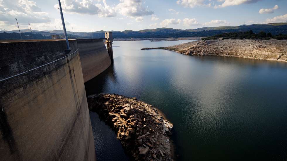 Efeitos da seca na Barragem Alto Rabagão, em Montalegre, 6 de julho de 2022. No Norte do país, as barragens do Alto-Lindoso e do Alto Rabagão estão com níveis de água historicamente baixos, prejudicando a agricultura e o turismo. PEDRO SARMENTO COSTA/LUSA
