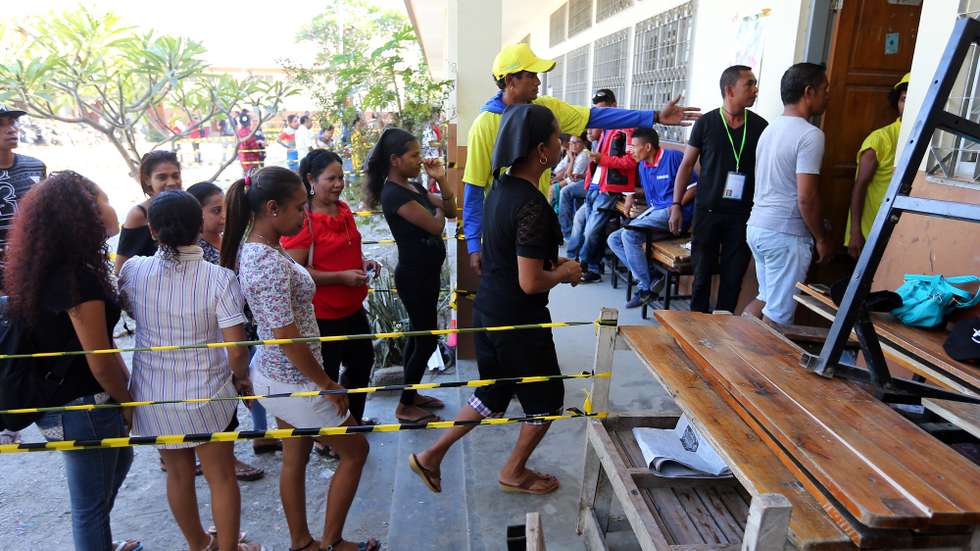 Eleitores na fila para exercerem o seu direito de voto para as eleições legislativas que decorrem hoje em todo o território de Timor-Leste. Díli, 22 de julho de 2017. NUNO VEIGA/LUSA