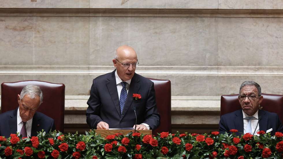 O Presidente da Assembleia da República, Augusto Santos Silva (C), ladeado pelo Presidente da República, Marcelo Rebelo de Sousa (E), e por Duarte Pacheco, usa da palavra durante a sessão solene comemorativa dos 49 anos da Revolução de 25 de Abril na Assembleia da República em Lisboa, 25 de abril de 2023. Em 25 de abril de 1974, um movimento de capitães derrubou a ditatura de 48 anos, de Marcelo Caetano, chefe do Governo e de Américo Tomás, Presidente da República, num golpe que se transformou numa revolução, a "revolução dos cravos". TIAGO PETINGA/LUSA