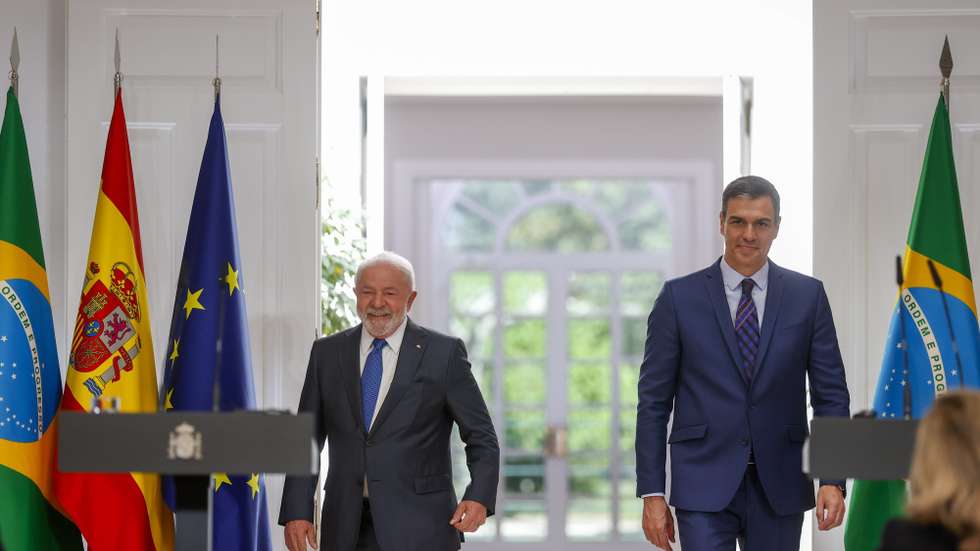 epa10591951 Spanish Prime Minister, Pedro Sanchez (R), and the Brazilian President, Luiz Inacio Lula da Silva, arrive for a press conference following their meeting at the Palace of La Moncloa in Madrid, Spain, 26 April 2023. Lula is on an official visit to Madrid aimed at boosting bilateral relations.  EPA/Javier Lizon