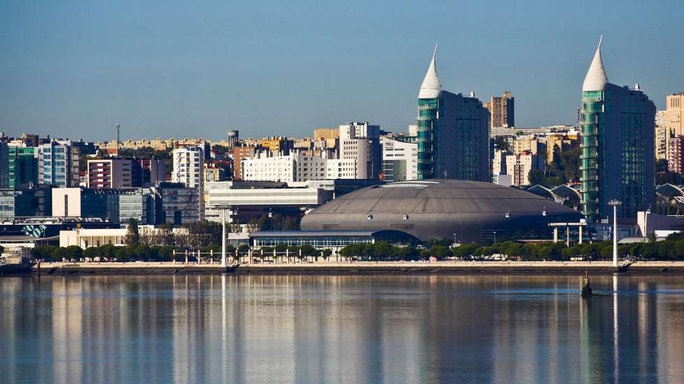 Vista do Parque das Nações a partir da Ponte Vasco da Gama, em Lisboa, 21 de maio de 2013. A Expo'98 realizada há 15 anos na zona oriental da cidade de Lisboa renovou a componente habitacional e urbanistica da zona, o Parque das Nações é agora uma freguesia do concelho de Lisboa e uma área muito procurada pelo seu espaço de lazer, empresarial e cultural. MARIO CRUZ / LUSA