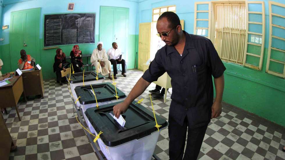 epa04703006 A Sudanese man casts his vote in the country's Presidential and National Assembly elections, at the St. Francis primary school in Khartoum, Sudan, 13 April 2015. Incumbent Sudanese President, Omar al-Bashir, who has been in power for over a quarter of a century since a 1989 coup, is effectively running unopposed in the 13-15 April elections, due to a boycott by the main opposition parties complaining of political repression, and although there are 17 lesser known candidates, 71 year old al-Bashir is widely believed to be in a good position to win.  EPA/MARWAN ALI
