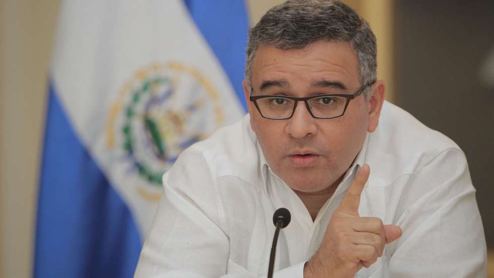 epa04050276 Salvadoran president Mauricio Funes speaks during a press conference about former Salvadoran president Francisco Flores at San Salvador, El Salvador, 31 January 2014. Flores has been detained by the police as alleged of corruption on donation funds from Taiwan during his time in office. Flores has been asked to testify in front of the Parliament.  EPA/ROBERTO ESCOBAR