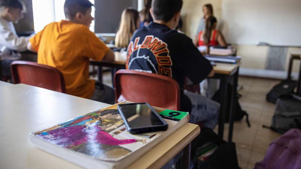 Alunos numa sala de aula da escola EB 23 Lourosa que proíbe os telemóveis, a propósito de uma petição que está a correr para que isso seja a regra em todas as escolas, Santa Maria da Feira, 23 de maio de 2023. (ACOMPANHA TEXTO DE 27 DE MAIO DE 2023) JOSÉ COELHO/LUSA