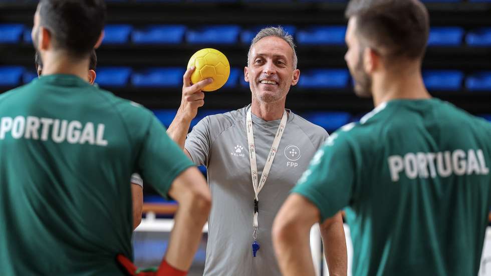 O selecionador da seleção de Portugal de hóquei em patins, Renato Garrido (C), conversa com jogadores durante um treino de preparação para o Campeonato da Europa de Hóquei em Patins, que se realiza em Espanha, entre 17 a 22 julho, no Pavilhão Do Luso, Mealhada, 07 de julho de 2023. Portugal, recordista de títulos, procura recuperar em casa da bicampeã Espanha o cetro europeu de hóquei em patins, que conquistou pela última vez em 2016, em Oliveira de Azeméis, na final com a Itália. (ACOMPANHA TEXTO DA LUSA DO DIA 15 DE JULHO DE 2023). PAULO NOVAIS/LUSA