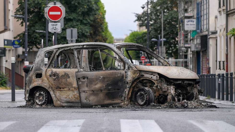 epaselect epa10720365 The remains of a burnt out car following a night of looting and rioting in Montreuil, near Paris, France, 01 July 2023. Violence broke out across France over the fatal shooting of a 17-year-old teenager by a police officer during a traffic stop in Nanterre on 27 June.  EPA/JULIEN MATTIA