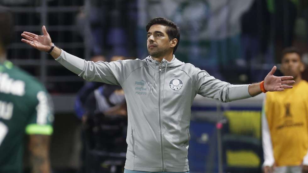 epa10792761 Abel Ferreira of Palmeiras reacts during a Copa Libertadores round of 16 soccer match between Palmeiras and Atletico Mineiro at Allianz Parque stadium in Sao Paulo, Brazil, 09 August 2023.  EPA/Sebastiao Moreira