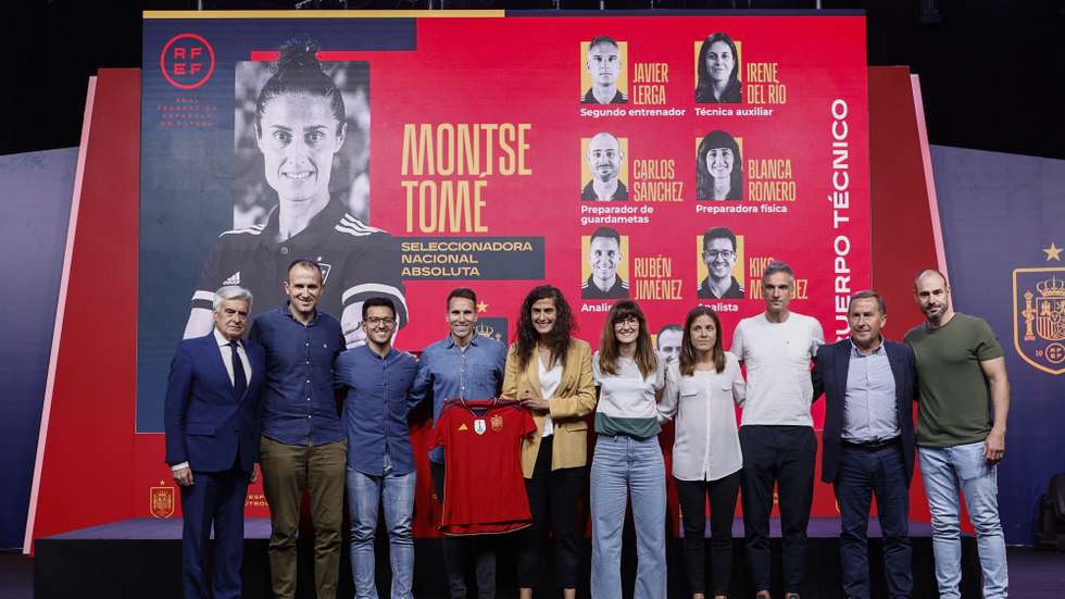 epa10868018 The new national coach Montse Tome (C) pose with the Interim President of the RFEF Pedro Rocha (L) and the technical team, during a press conference to announce the players called up for the Nations League matches, in Madrid, Spain, 18 September 2023. The national women's team plays against Sweden on 22 September and against Switzerland on 26 September. The Spanish Football Federation (RFEF) urged the national team's players 'to join the change led' by the organization and guaranteed them 'a safe environment' for their return to the team, with the new coach, Montse Tome.  EPA/Rodrigo Jimenez