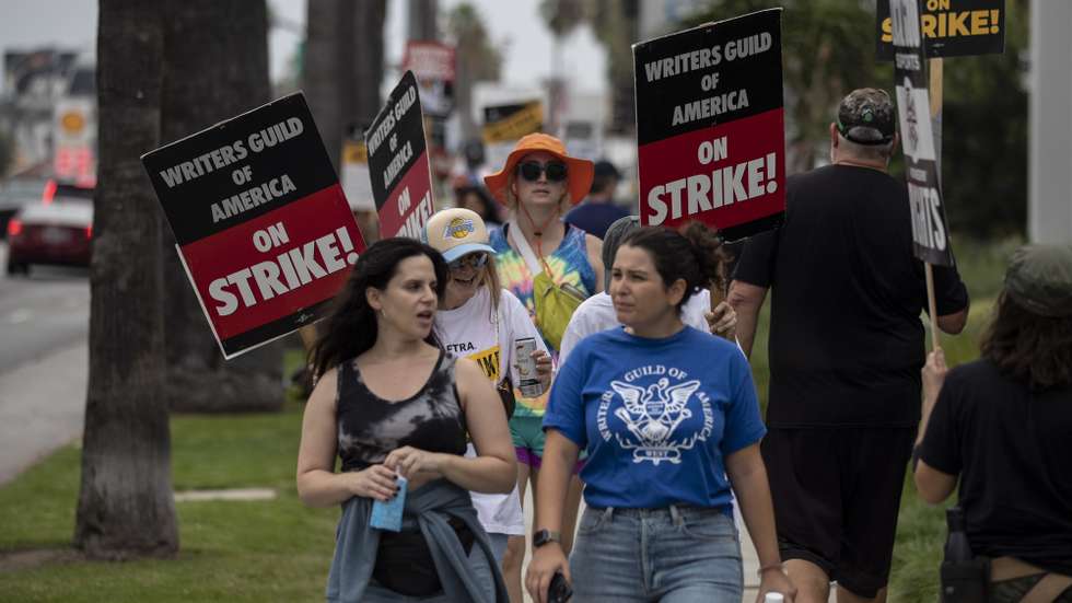 epa10875726 WGA (Writers Guild of America) members demonstrate in front of Netflix Headquarter together with SAG-AFTRA (Screen Actors Guild - American Federation of Television and Radio Artists) members in Los Angeles, California, USA, 21 September 2023. The Writers Guild of America enters a second consecutive day of negotiation with the AMPTP (Alliance of Motion Picture and Television Producers). Both the WGA and SAG-AFTRA are on strike fighting for better compensation, contracts, and protection against AI.  EPA/ETIENNE LAURENT