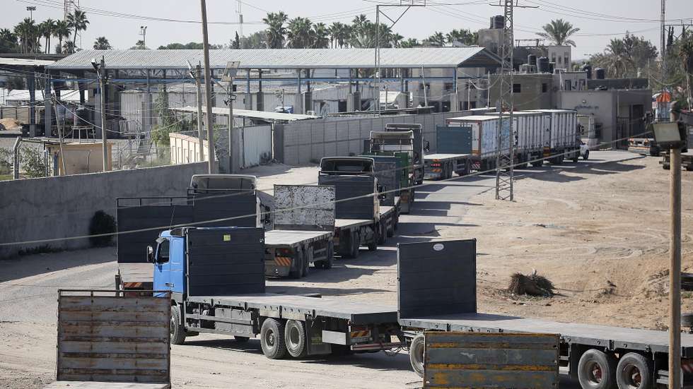 epaselect epa10930603 Trucks carrying humanitarian aid for Gaza Strip enter from Egypt in Rafah, 21 October 2023. As Egypt is to host, on 21 October, an international summit about Gaza, and following the negotiations between Egypt, the US, and Israel to allow relief aid to enter the Gaza Strip, some 20 aid trucks carrying food, water, and medicine have been allowed into the Gaza Strip through the Rafah land crossing on 21 October. The move comes after days during which trucks were blocked on the Egyptian side of the Rafah border crossing. Egypt's Foreign Ministry had requested that the Isareli strikes on the area near the Gaza side of the border crossing stop, in order to allow the passage of the aid.  EPA/HAITHAM IMAD