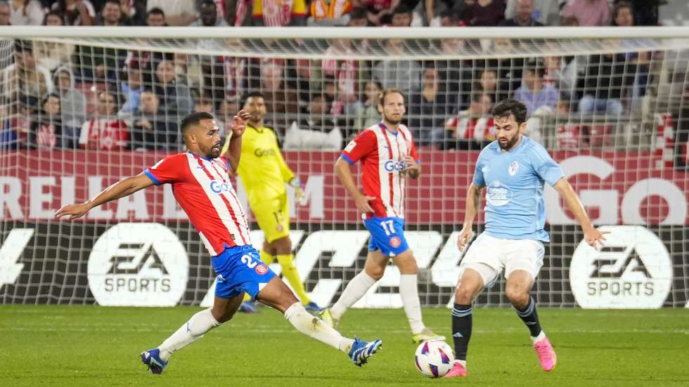 epa10943549 Girona's midfielder Yangel Herrera (L) in action against Celta Vigo's midfielder Luca de la Torre (R) during the Spanish LaLiga soccer match between Girona FC and Celta Vigo held in Girona, Spain, 27 October 2023.  EPA/David Borrat