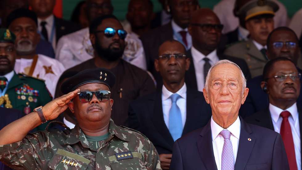 O Presidente da República, Marcelo Rebelo de Sousa, ladeado pelo Presidente da República da Guiné-Bissau, Umaro Sissoco Embaló, durante as cerimónias comemorativas dos 50 anos da independência da Guiné-Bissau, em Bissau, Guiné-Bissau, 16 de novembro de 2023. ANTÓNIO COTRIM/LUSA