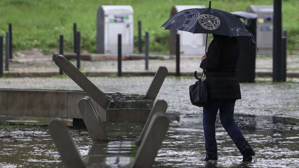 Uma mulher passa numa área inundada na zona de Benfica em Lisboa, 30 de novembro de 2023. O Instituto Português do Mar e da Atmosfera (IPMA) elevou hoje para laranja o aviso nos distritos de Lisboa, Setúbal e Santarém devido à previsão de períodos de chuva, por vezes forte e persistente. TIAGO PETINGA/LUSA