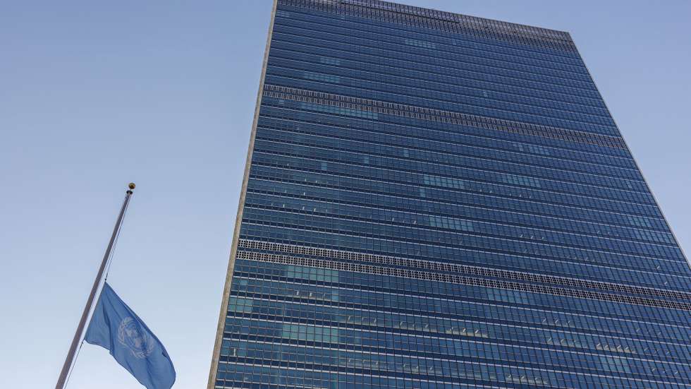 epaselect epa10973168 The United Nations flag is lowered to half-mast to honor UN workers killed in Gaza at the United Nations Headquarters in New York, New York, USA, 13 November 2023.  EPA/SARAH YENESEL