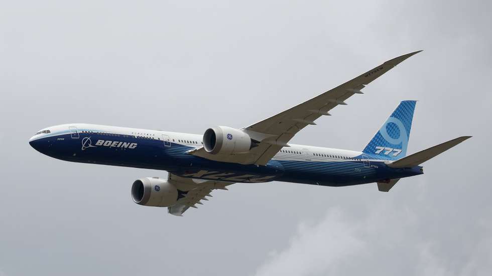 epa10701824 Boeing 777 aircraft performs during a demonstration flight at the International Paris Air Show in Le Bourget, north of Paris, France, 20 June 2023. Aviation industry CEOs and top government officials from around the world started arriving to attend the Paris Air Show on 19 June for a week of deal-making and demonstrations of the world's latest air and space technology.  EPA/YOAN VALAT