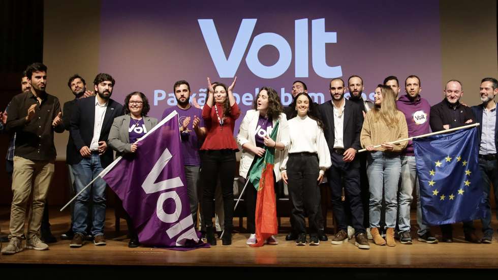 A cabeça de Lista por Lisboa e candidata às legislativas 2024 pelo Volt Portugal (VP), Inês Bravo Figueiredo (C), durante e sessão de apresentação do programa eleitoral do partido, no Auditório da Biblioteca Almeida Garrett, Palácio de Cristal, no Porto,13 de janeiro de 2024. MANUEL FERNANDO ARAÚJO/LUSA
