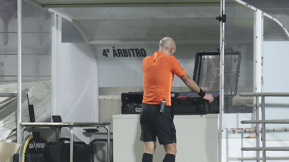 Referee Luís Godinho (C) consults VAR during the Portuguese First First League soccer match Moreirense Fc vs Fc Porto held at Comendador Joaquim de Almeida Freitas stadium in Moreira de Cónegos, Portugal, 20 February 2022.  MANUEL FERNANDO ARAUJO/LUSA