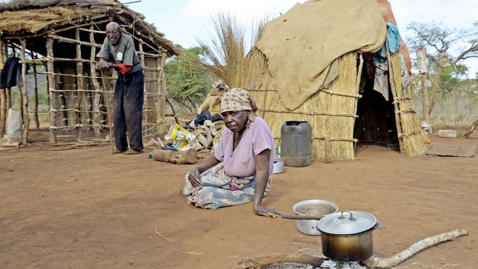 Abandonado pelos seus três filhos, Domingos Wasitela acompanhado de sua esposa, enfrenta hoje a tragédia de um homem que “perdeu tudo para o tempo” e, na sua pequena palhota feita de colmo, na encosta de uma das montanhas de Namaacha, sobrevive com o apoio das autoridades locais, uma ajuda que “nem sempre chega para o mês todo”. A extrema pobreza das famílias de Matsequenha, encravada nas montanhosas terras do distrito turístico de Namaacha, retrata o drama de uma localidade esquecida atrás dos montes da cadeia dos Libombos, num paradoxo em que a miséria de populações abandonadas no meio do nada mistura-se com o espetáculo natural oferecido pelas montanhas de um dos mais belos pontos da província de Maputo, 21 de junho de 2016.  (ACOMPANHA TEXTO DE 25 DE JUNHO DE 2016) ANTÓNIO SILVA/LUSA
