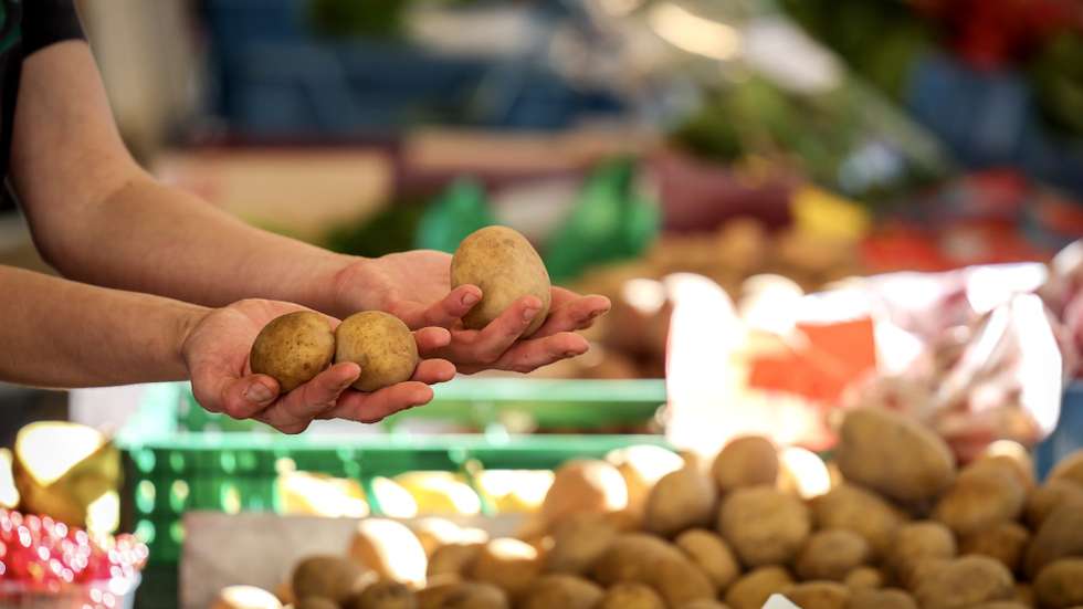 epa10843347 An employee offers potatoes to a customer at a weekly market, in Essen, Germany, 06 September 2023. According to German government's statistics, food prices in July 2023 were on average 11 percent higher compared to the same period in 2022. German welfare organizations reported in 2022 that 13.8 million people in Germany lived in poverty or were at risk of being below the poverty line.  EPA/CHRISTOPHER NEUNDORF